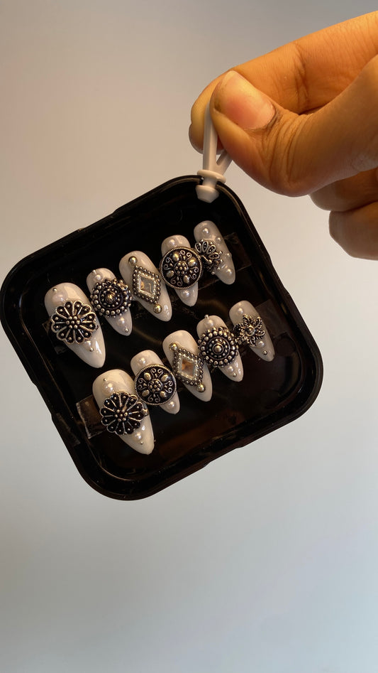 Navratri Jewellery nails