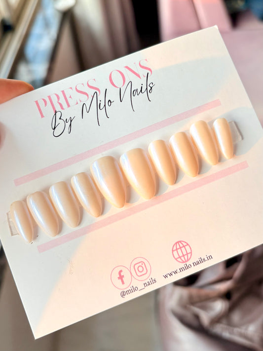 Chrome nails with blueish shine