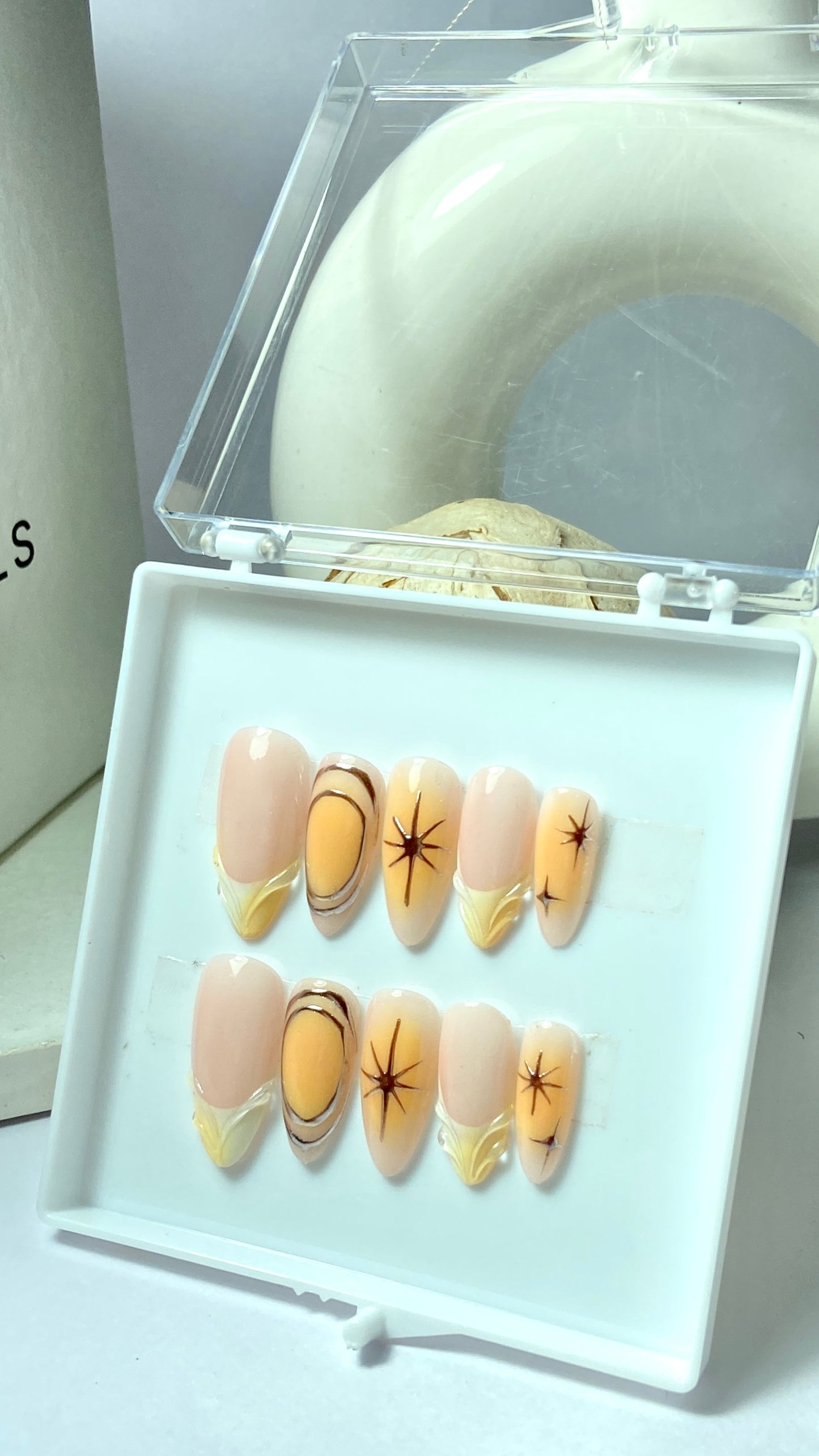 Yellow aura nails