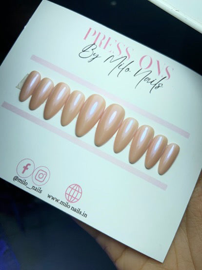 Chrome nails with blueish shine