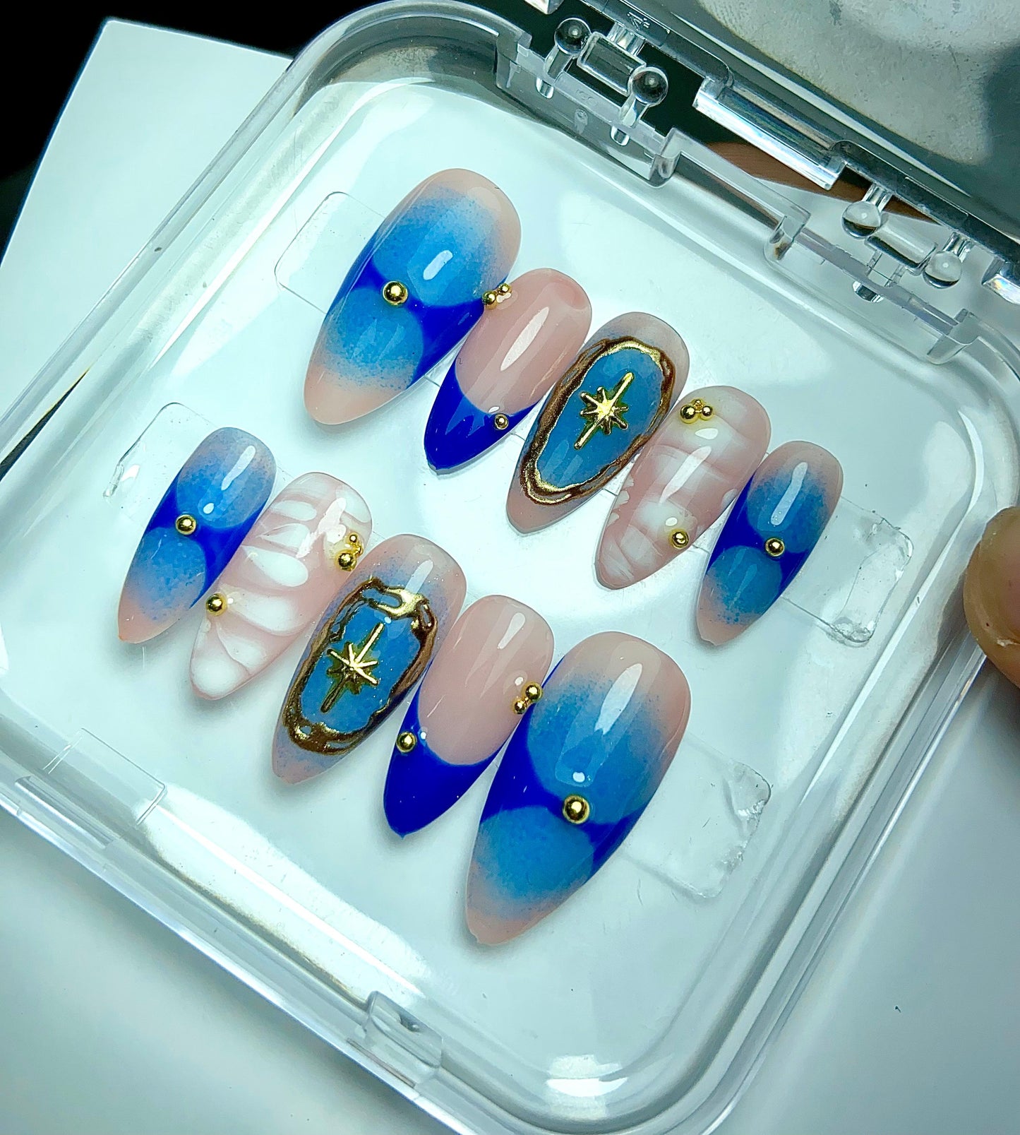 Blue-white greek nails