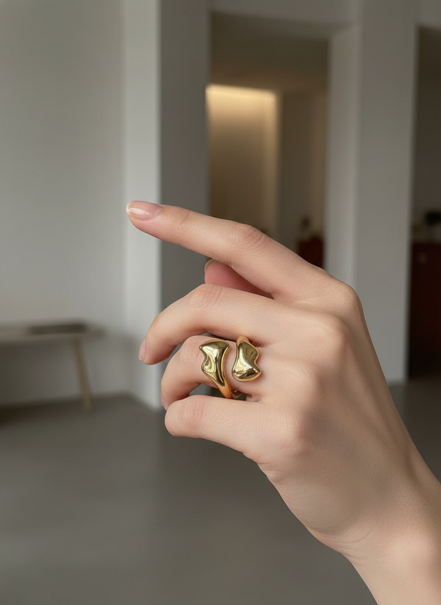 Golden Contour Band Adjustable Ring – 18K Gold-Plated Feminine Charm