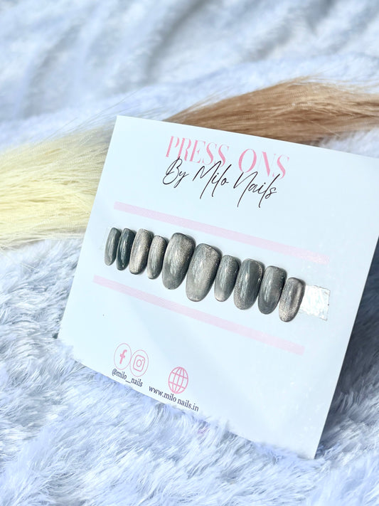 Grey cat eye nails