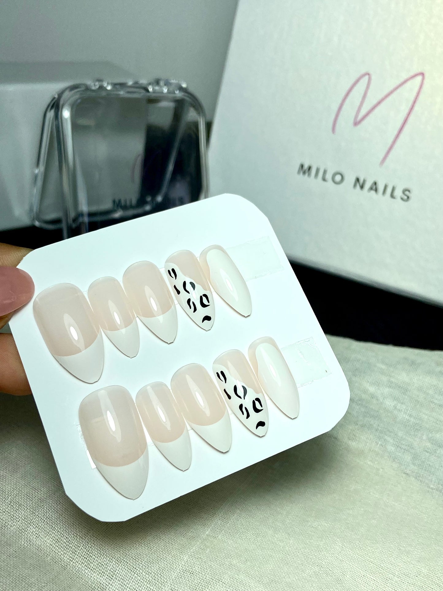 White nails with cheetah print nails (24pcs)