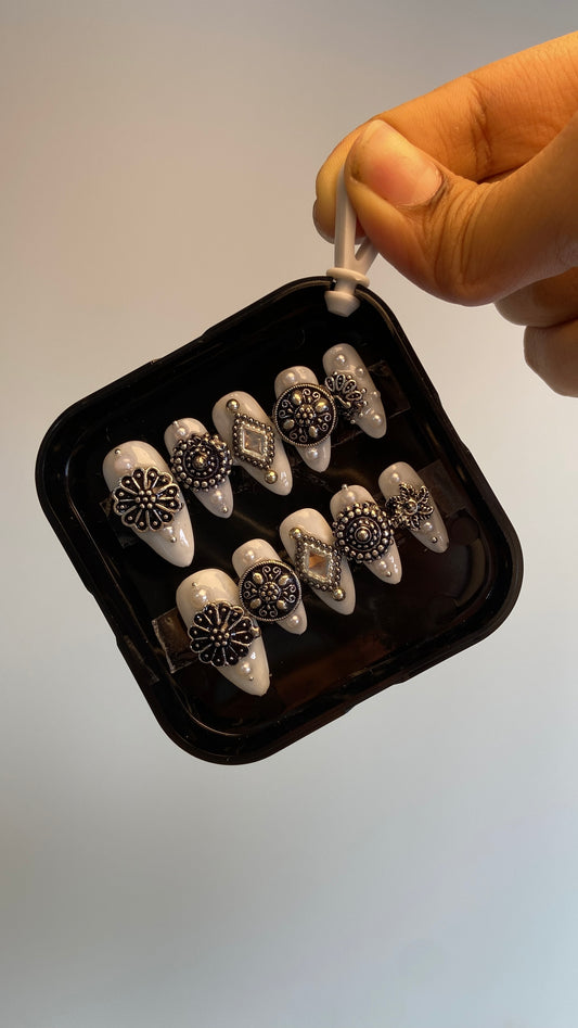 Navratri Jewellery nails