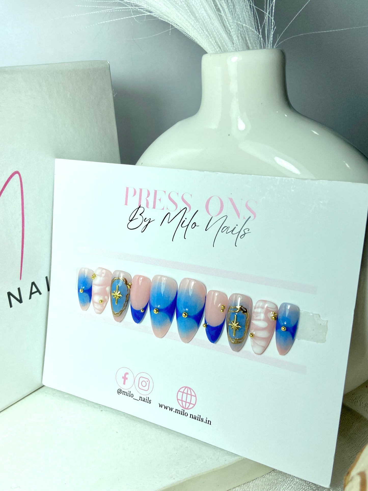 Blue-white greek nails
