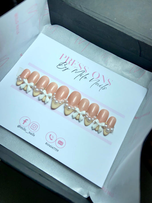 Bows with pearls french nails