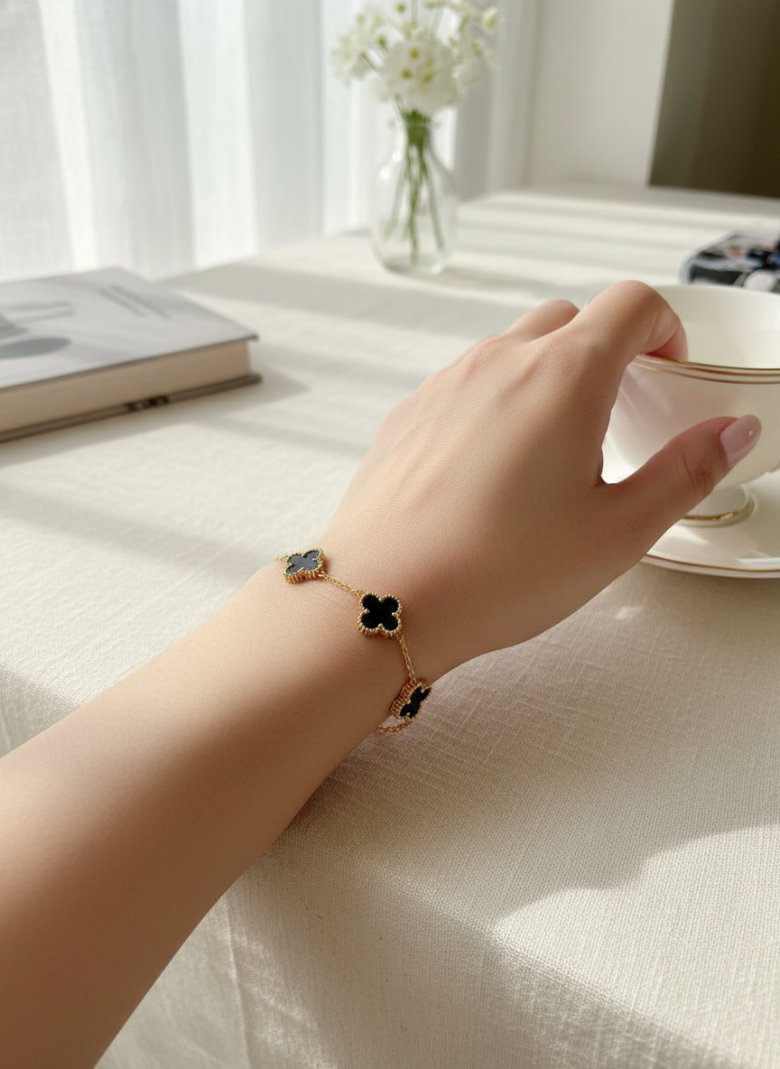Elegant Black Clover Charm Bracelet – 18K Gold-Plated Luxury Design