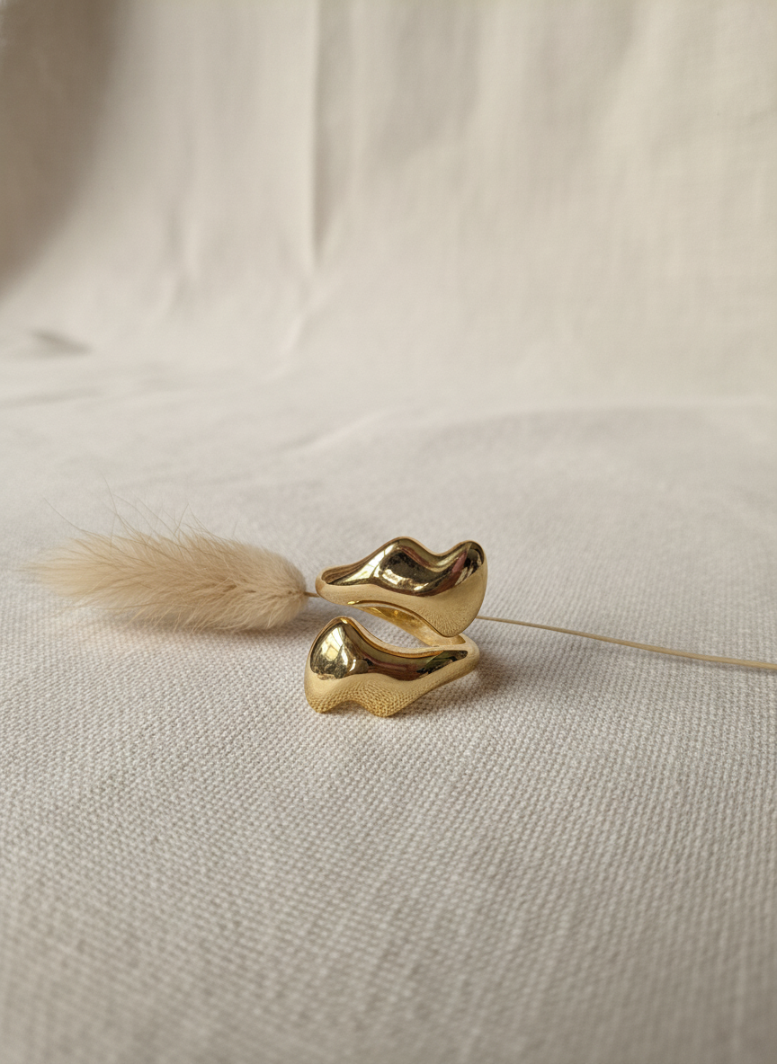 Golden Contour Band Adjustable Ring – 18K Gold-Plated Feminine Charm