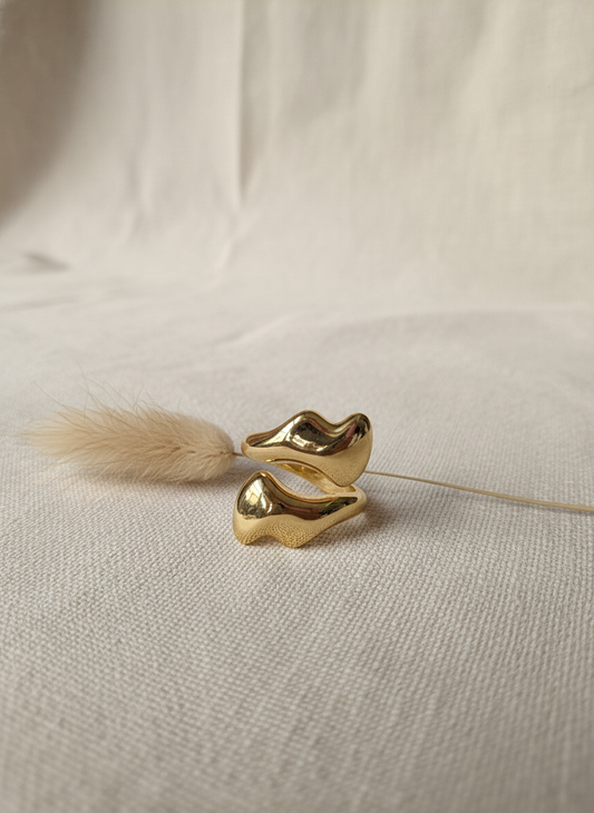 Golden Contour Band Adjustable Ring – 18K Gold-Plated Feminine Charm
