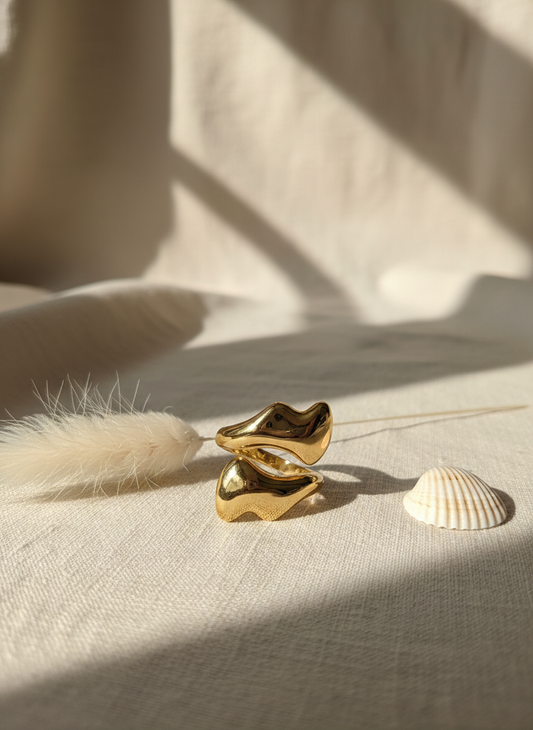 Golden Contour Band Adjustable Ring – 18K Gold-Plated Feminine Charm