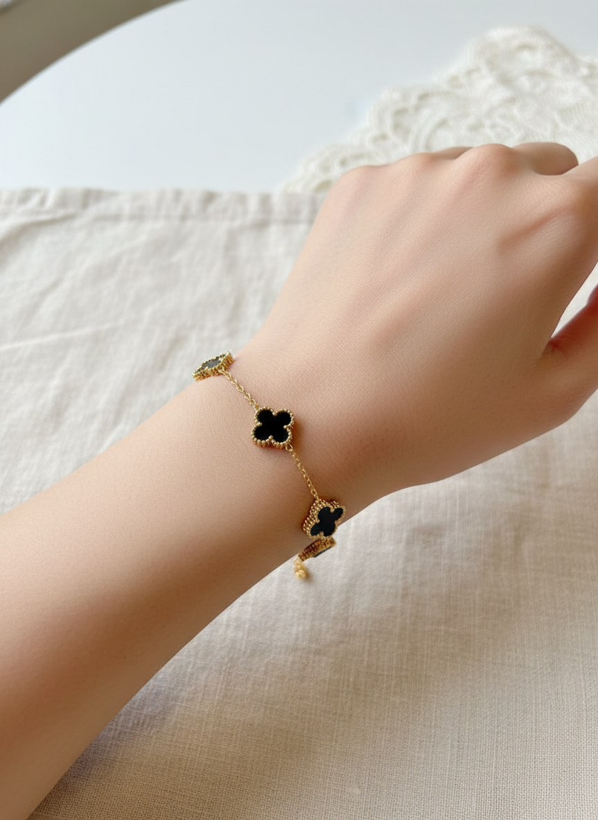 Elegant Black Clover Charm Bracelet – 18K Gold-Plated Luxury Design