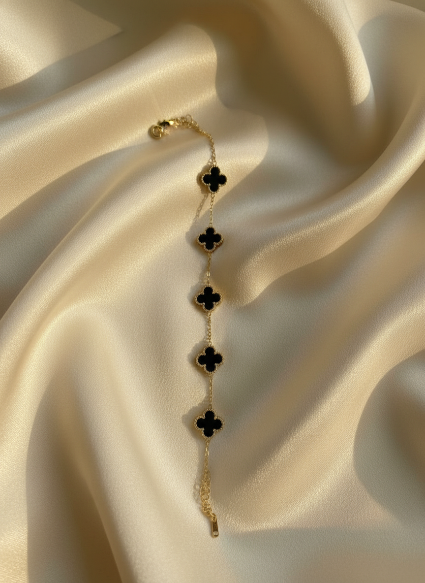 Elegant Black Clover Charm Bracelet – 18K Gold-Plated Luxury Design