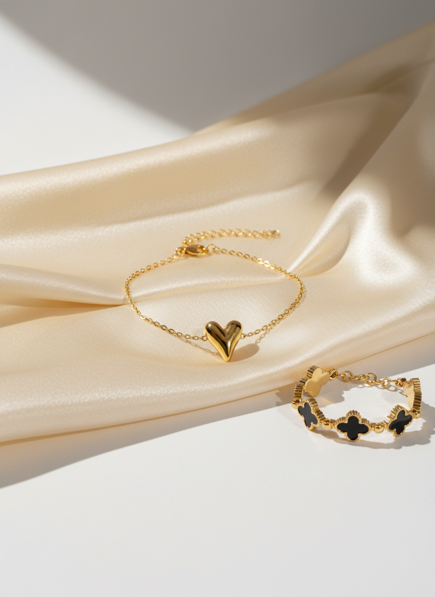 Elegant Black Clover Charm Bracelet – 18K Gold-Plated Luxury Design